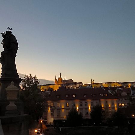 Appartamento Valentinka Minutes Away From Charles Bridge Praga Esterno foto
