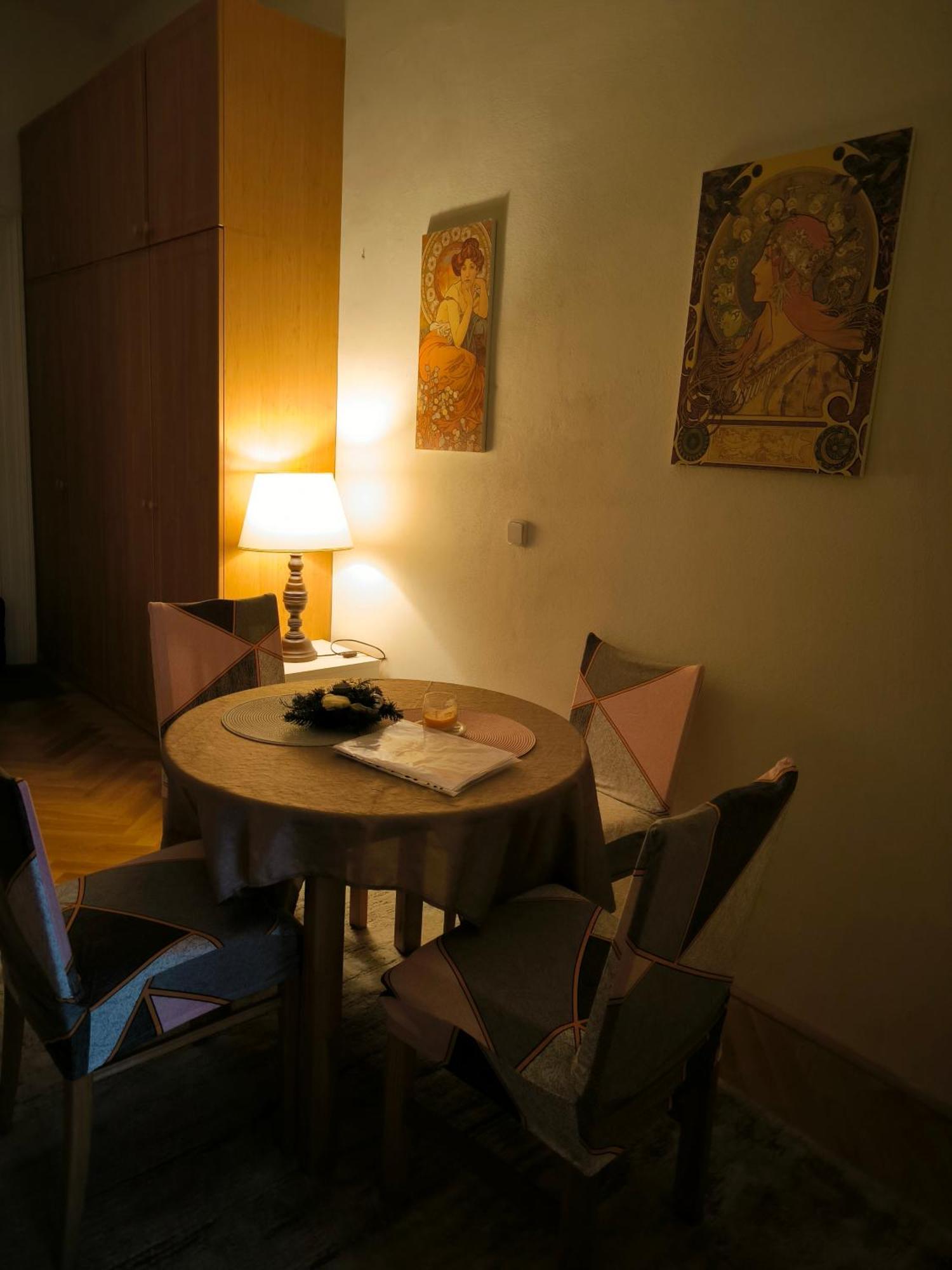 Appartamento Valentinka Minutes Away From Charles Bridge Praga Esterno foto