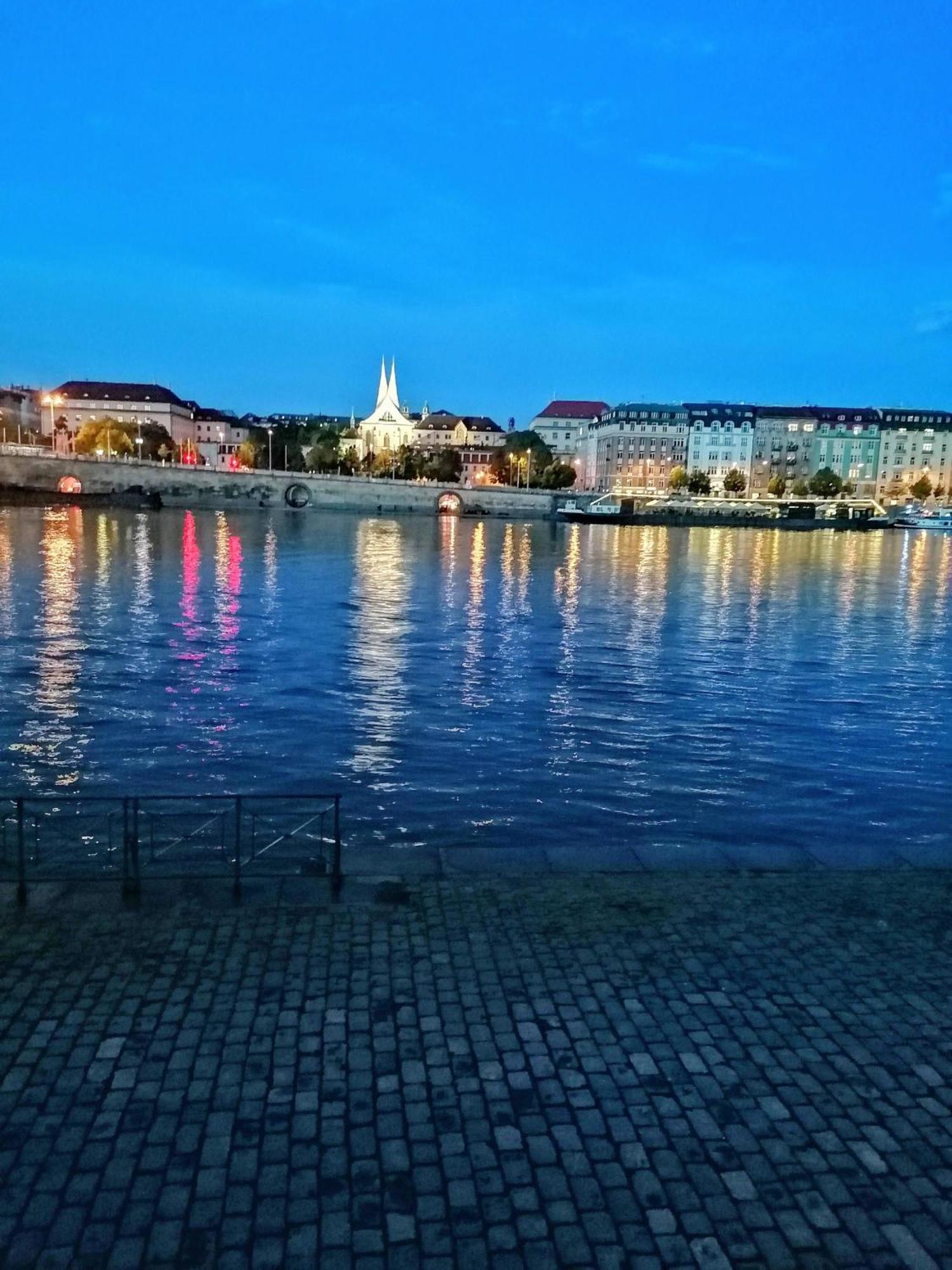 Appartamento Valentinka Minutes Away From Charles Bridge Praga Esterno foto