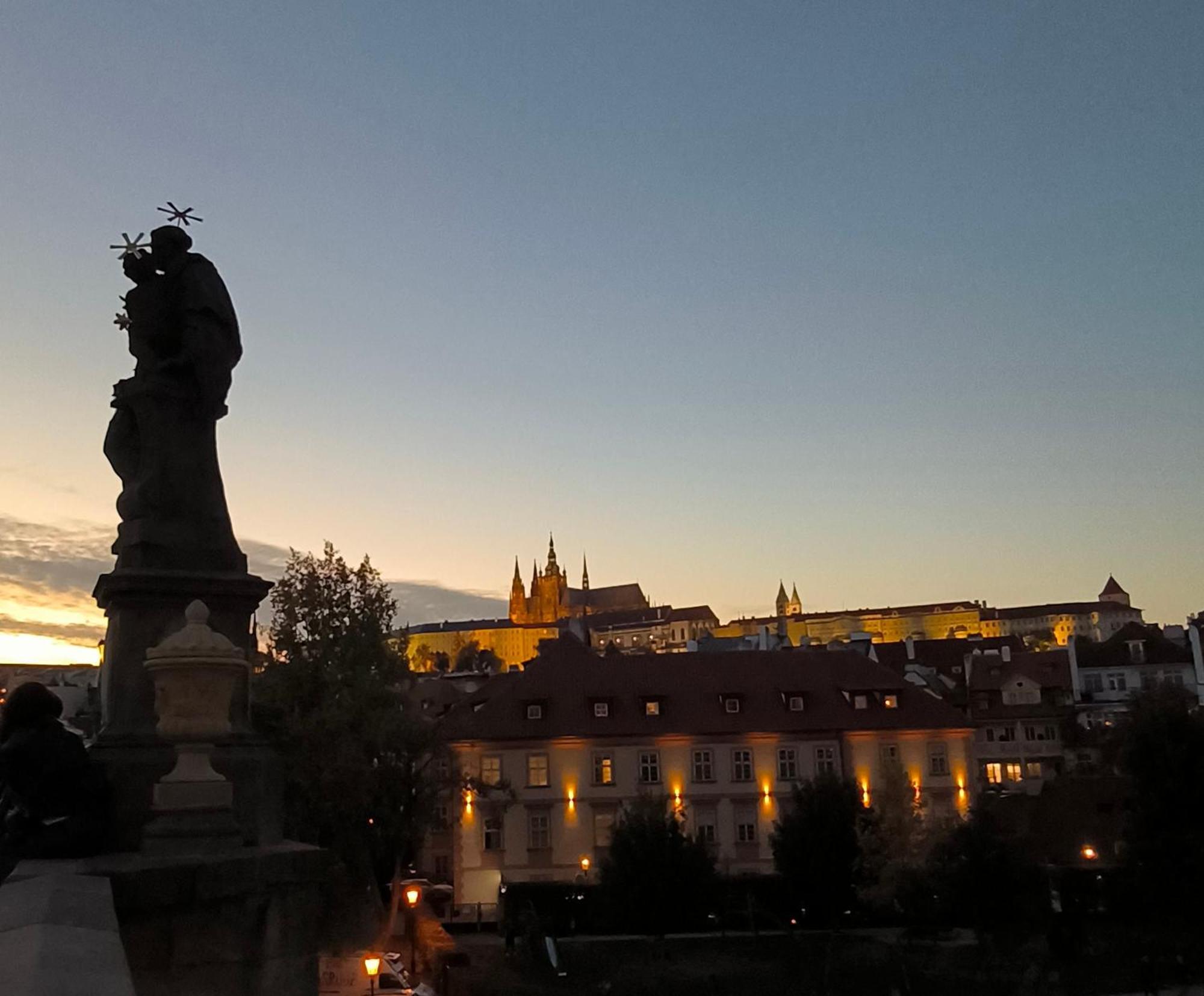 Appartamento Valentinka Minutes Away From Charles Bridge Praga Esterno foto